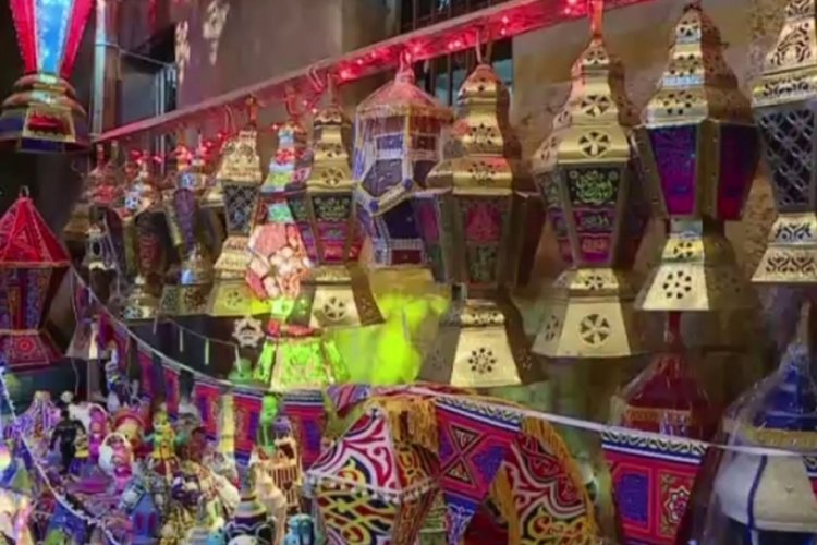 'Ramazan fenerleri' dükkanları süsledi