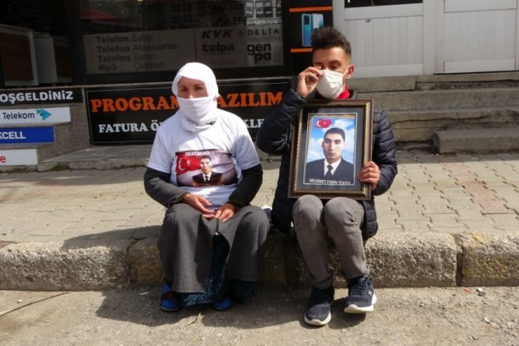 Muş'ta aileler, HDP önünde oturma eylemi başlattı