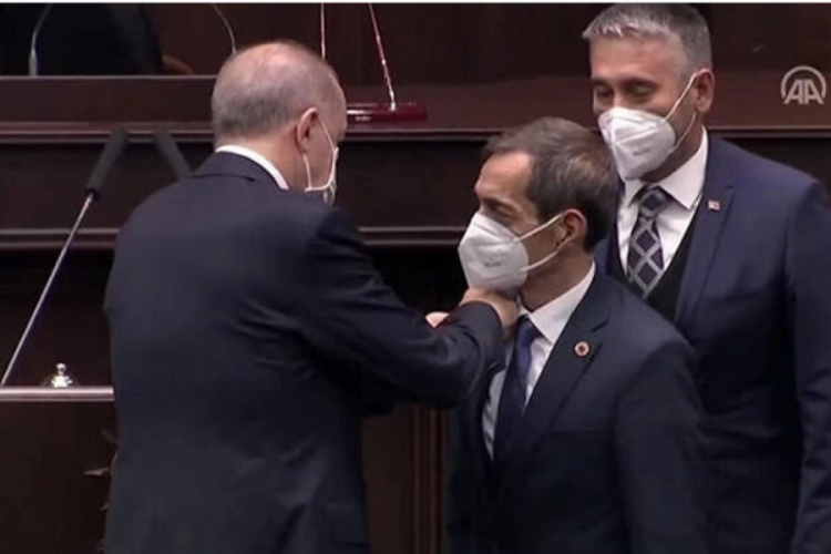 CHP'den ayrılıp AK Parti'ye geçen Nejat Önder'e rozeti Cumhurbaşkanı Erdoğan taktı