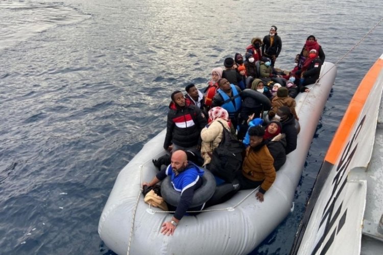 İzmir'de 64 düzensiz göçmen kurtarıldı