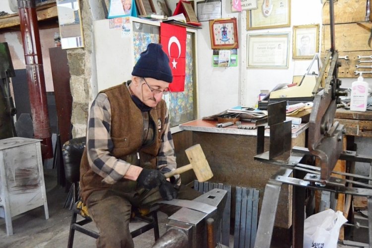 Bursa'nın 'Yaşayan Hazinesi' 72 yaşındaki soba ustası gençlere taş çıkarıyor