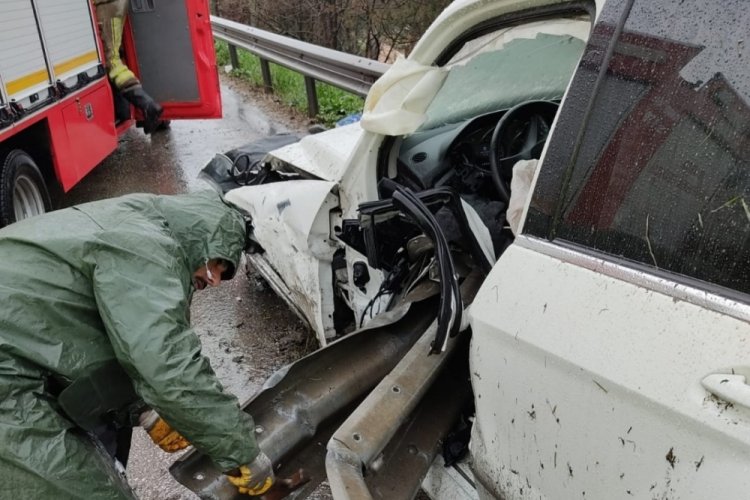 Bursa'da bariyere çarpan aracın sürücüsü yaralandı