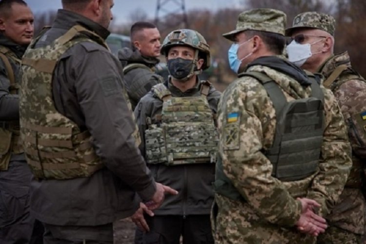 Zelenskiy orduya moral vermek için Donbas'a gitti