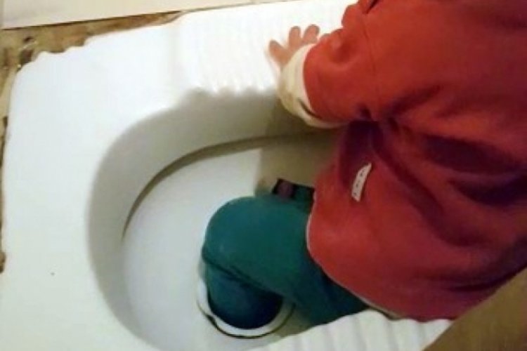 Çocuğun ayağı tuvalet deliğine sıkıştı!