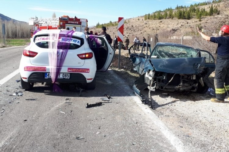 Gelin arabası, zincirleme kazaya karıştı: 7 yaralı