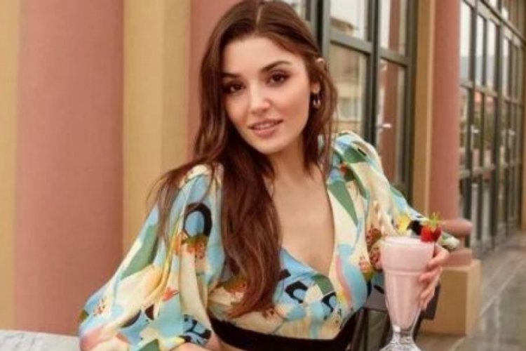 Hande Er&ccedil;el rengarenk mini elbisesiyle g&ouml;z kamaştırdı