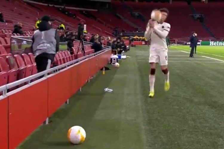 Top toplayıcı, Riccardo Calafiori'nin suratına top fırlattı