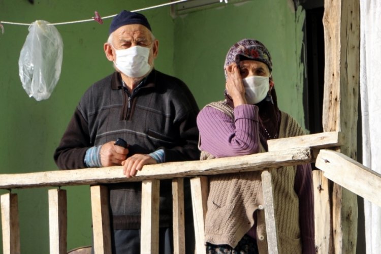 Karantinadaki yaşlı &ccedil;ifti 'doktorum' diye dolandırdılar