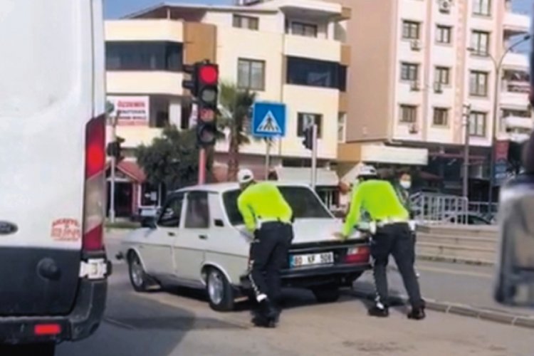 Trafik polisleri, yolda kalan s&uuml;r&uuml;c&uuml;n&uuml;n otomobilini itti
