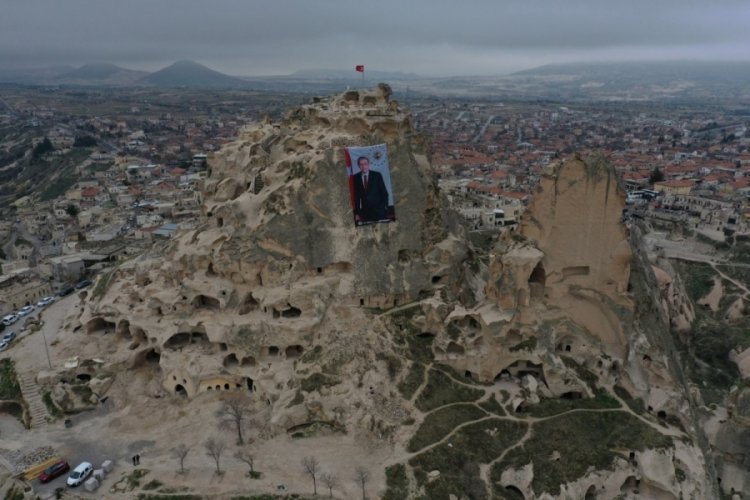D&uuml;nyanın en y&uuml;ksek peribacasına Cumhurbaşkanı Erdoğan'ın posteri asıldı