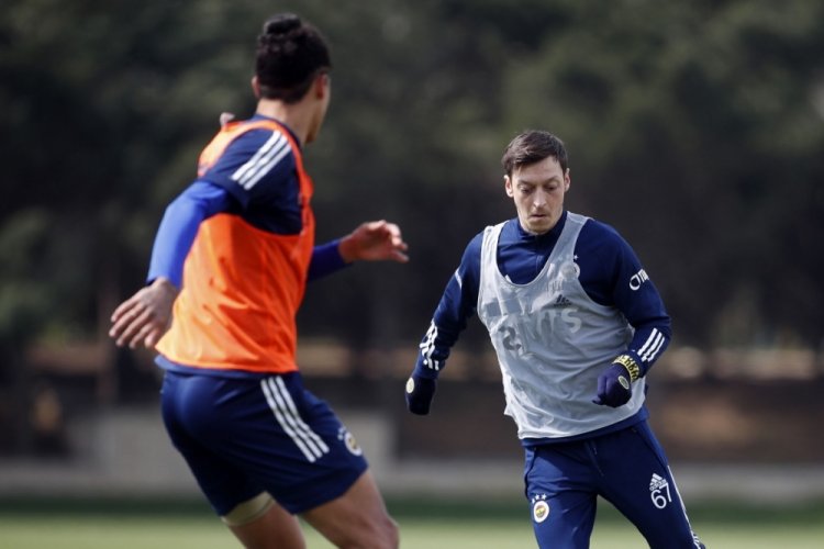 Fenerbah&ccedil;e'de Mesut &Ouml;zil takıma d&ouml;nd&uuml;