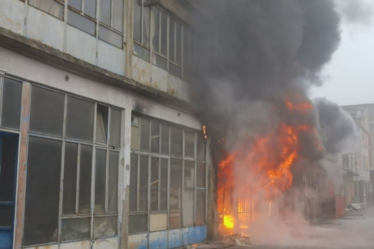 Bursa'da sünger deposunda yangın