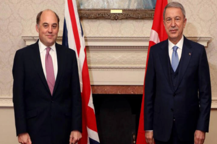 Bakan Akar, İngiliz mevkidaşıyla g&ouml;r&uuml;şt&uuml;