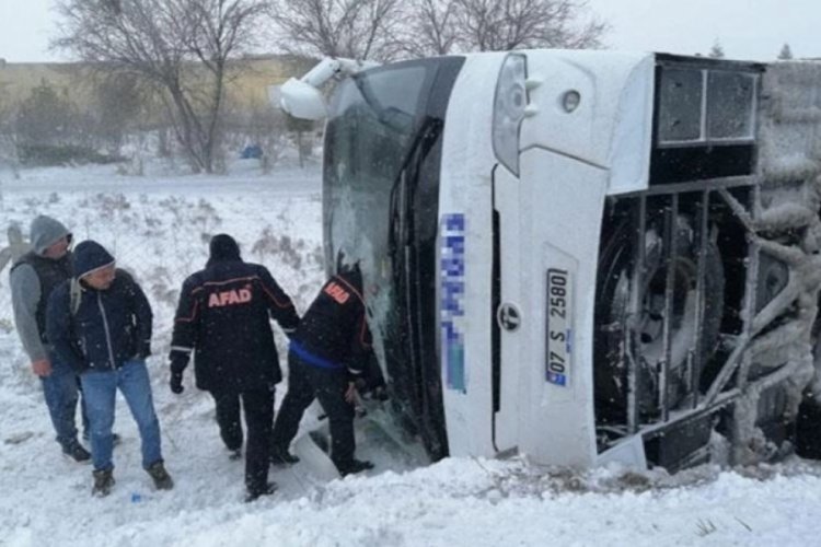 Konya'da peş peşe 2 otob&uuml;s devrildi! &Ouml;l&uuml; ve &ccedil;ok sayıda yaralı var