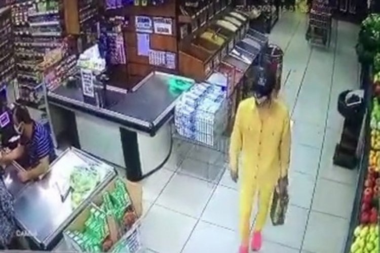 5 litrelik sıvı yağı &ccedil;aldı, marketten elini kolunu sallayarak &ccedil;ıktı