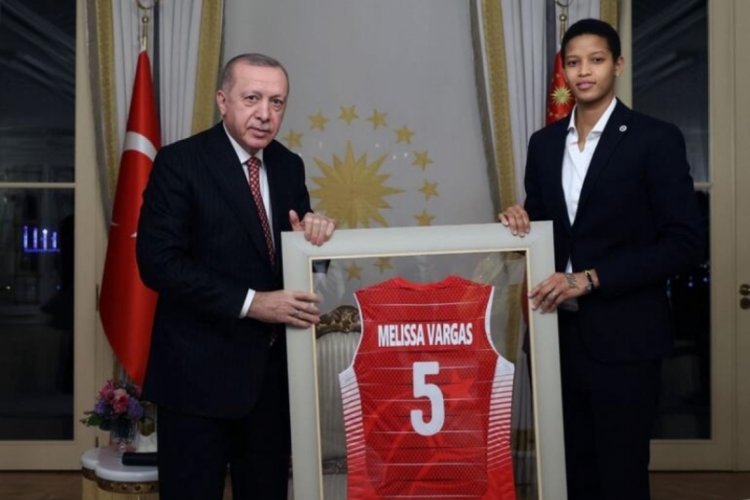 Fenerbah&ccedil;e'nin K&uuml;balı oyuncusu Vargas, T&uuml;rk vatandaşlığına ge&ccedil;ti