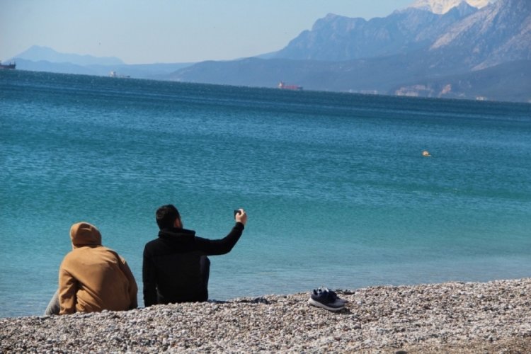 Kısıtlama ve rüzgar Antalya'yı sessizliğe bürüdü