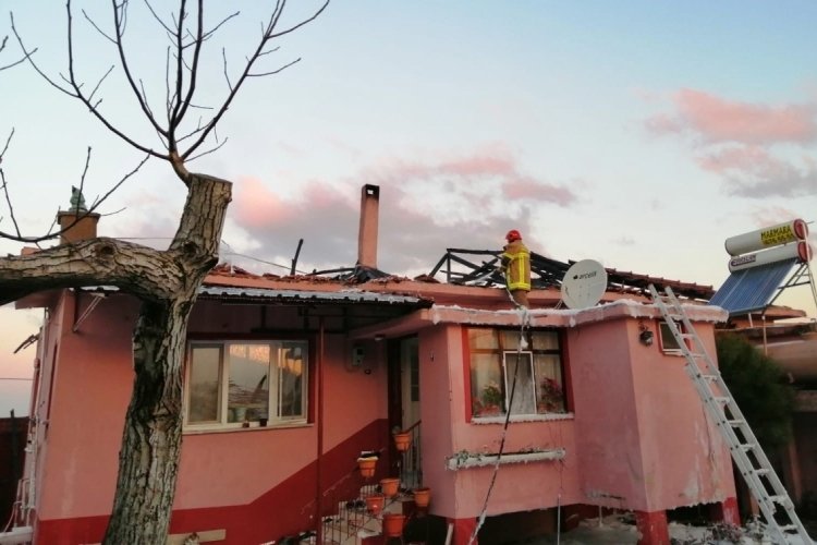 Bursa Karacabey'de tek katlı ev yandı