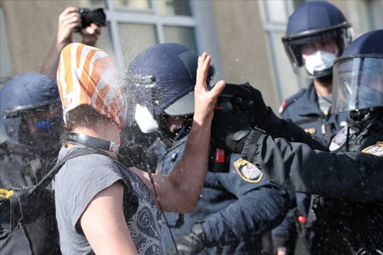 Avusturya'da kısıtlama karşıtları polisle &ccedil;atıştı