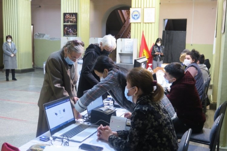 Kırgızistan'da halk Anayasa değişikliği referandumu için sandık başında