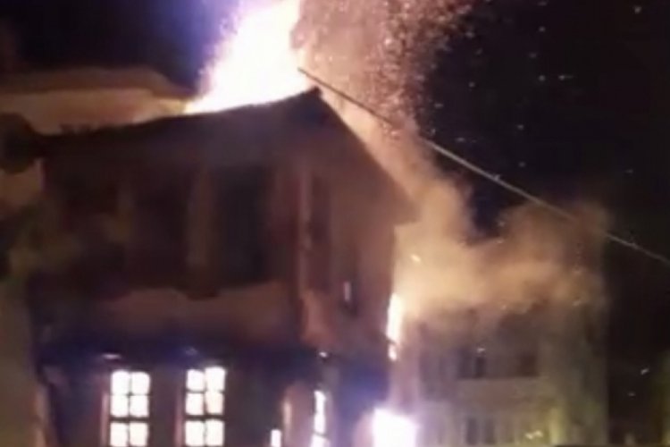 Bursa'da 100 yıllık tarihi bina alev alev yandı