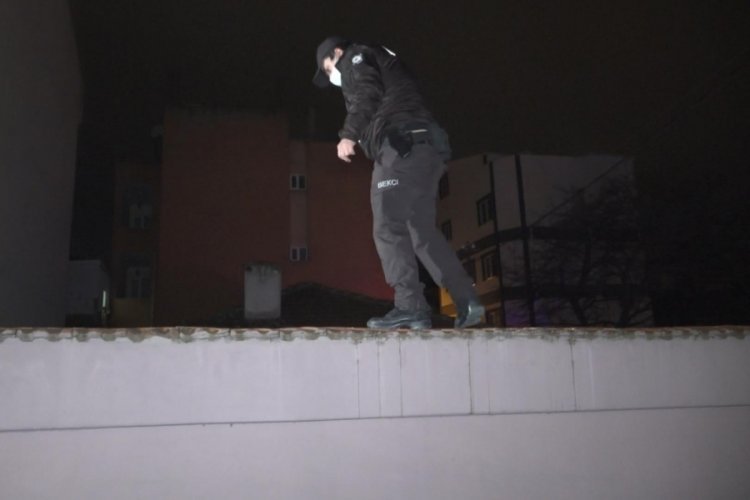 Bursa'da uyuşturucu maddeyi evin çatısına atıp kaçmaya çalışan şüpheliler yakalandı