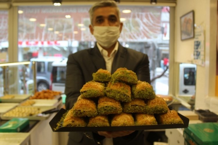 Bursa'da Ramazan &ouml;ncesi fıstıklı baklavalarda y&uuml;zde 50 indirim