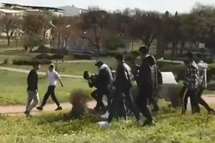 Bursa'da kısıtlamada parkta toplanan gençler kavga etti