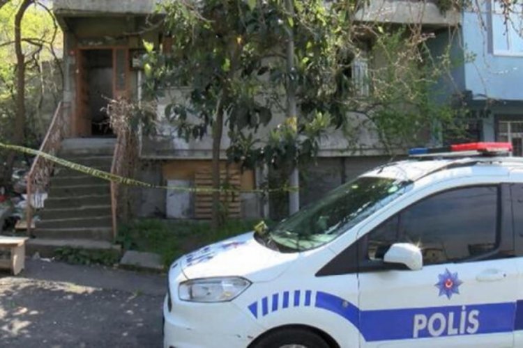 Haber alamadıkları ev arkadaşlarını odasında &ouml;l&uuml; olarak buldular