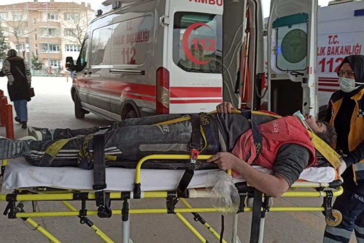 Bursa'da &ccedil;atıdan d&uuml;şen iş&ccedil;i, ağır yaralandı