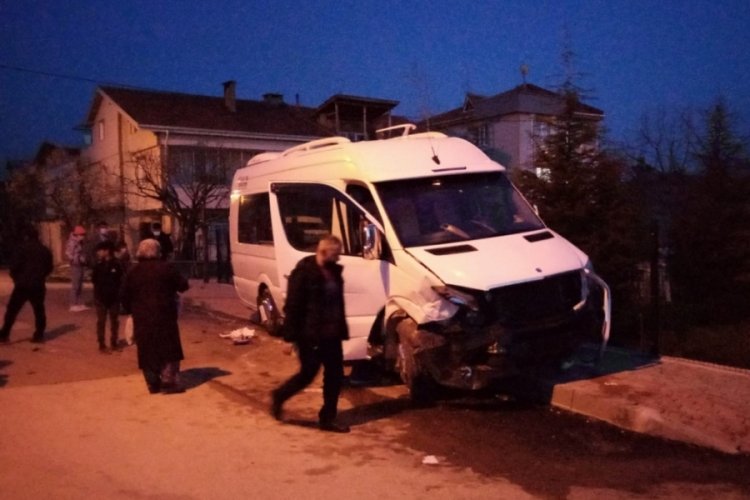 Bursa'da servis minibüsü ile otomobil çarpıştı: 2 yaralı