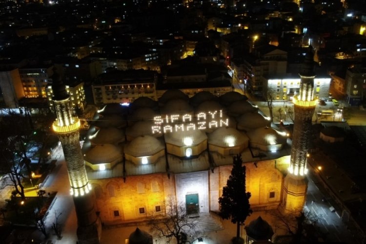 Tarihi Bursa Ulu Camii'ne asılan "Şifa Ayı Ramazan" yazısı geceyi aydınlattı