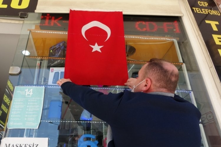 Bursa'da üzerine basılan bayrağı, şehit yeğeninin hatırasını yaşatmak için asmış