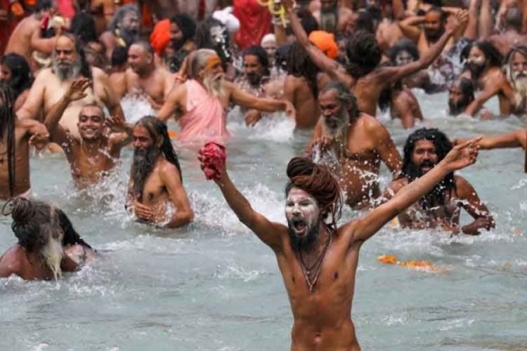 Vakaların rekor kırdığı Hindistan'da Hacılar Ganj Nehri'nde yıkandı