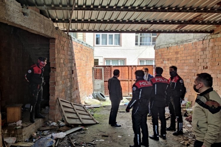 Bursa'da bağımlıların mekanı olduğu iddia edilen binaya operasyon düzenlendi