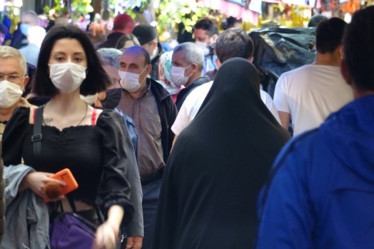 Bursa'da yoğun kalabalık dikkat çekti! Vaka sayılarında artış 2 kata yaklaştı