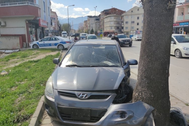 Bursa'da ağaca çarpan otomobilin sürücüsü yaralandı