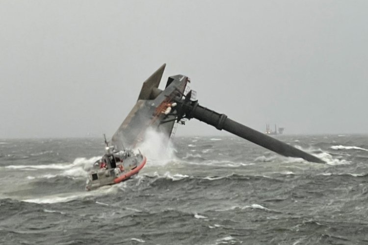 ABD'de ticari gemi alabora oldu: 12 kişi kayıp