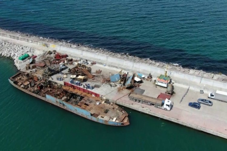 Şile'de yanan y&uuml;k gemisi par&ccedil;alara ayrılıyor