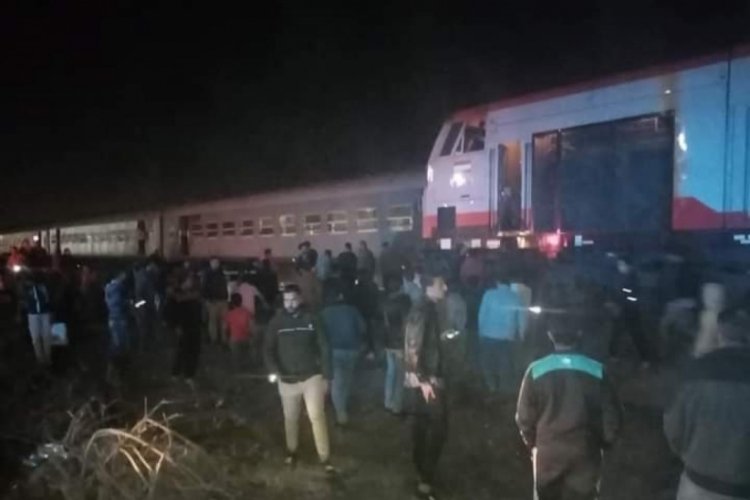 Mısır'da yolcu treni raydan &ccedil;ıktı