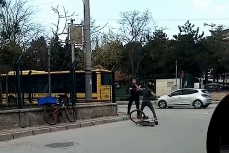 Bursa'da bisikletlilerin yol verme kavgasında yumruklar konuştu