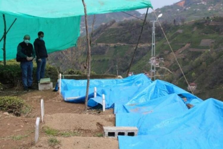 Aynı aileden 8 kişi koronavir&uuml;s nedeniyle hayatını kaybetti