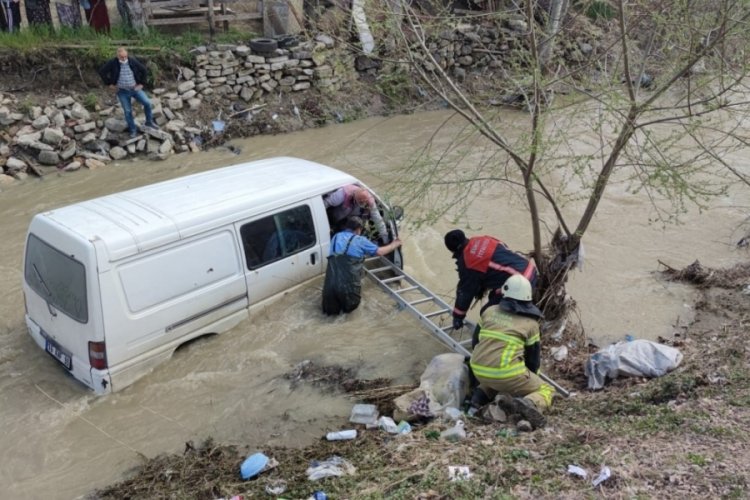 Bursa'da dereye u&ccedil;an ara&ccedil;tan s&uuml;r&uuml;c&uuml;y&uuml; b&ouml;yle kurtardılar