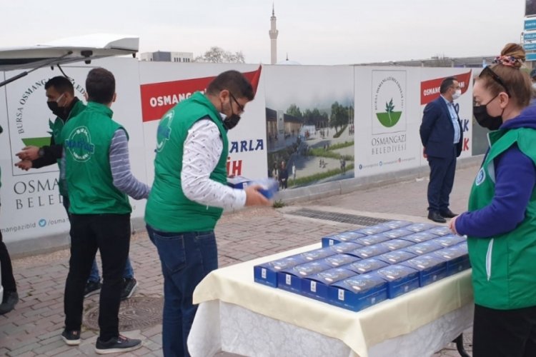 Bursa'da metro istasyonlarında iftariyelik dağıtılıyor