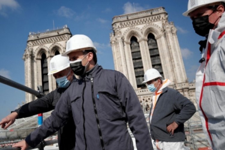 Macron, Notre Dame Katedrali'ndeki restorasyon &ccedil;alışmalarını ziyaret etti