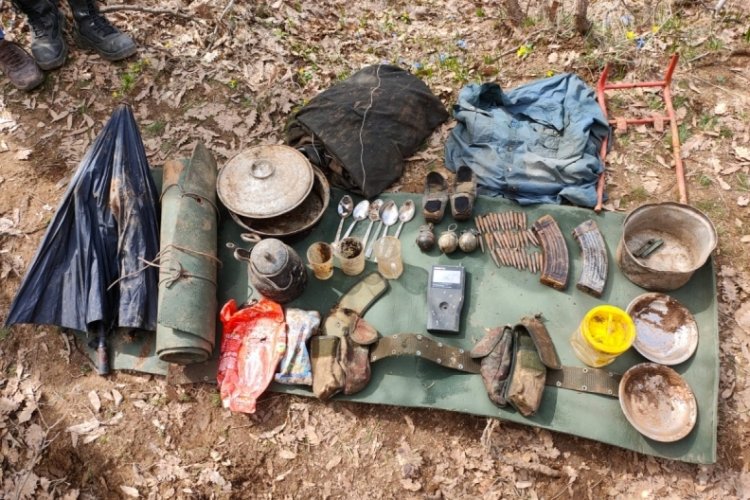 Bitlis'te toprağa g&ouml;m&uuml;l&uuml; el bombaları, m&uuml;himmat ve yaşam malzemesi ele ge&ccedil;irildi