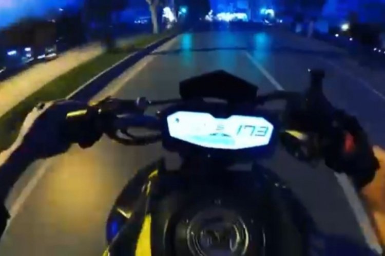Kural tanımayan motosiklet s&uuml;r&uuml;c&uuml;s&uuml;ne ceza