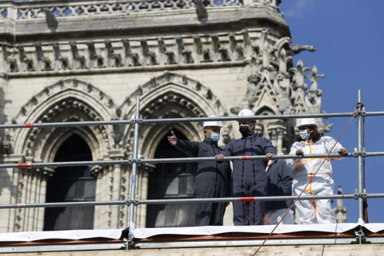 Macron, Notre-Dame Katedrali'nin restorasyon alanını ilk kez ziyaret etti