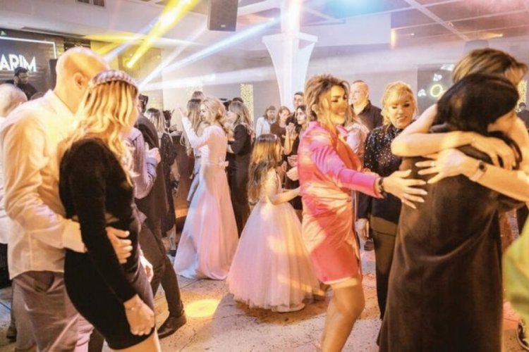İsrail'de a&ccedil;ık alanlarda maske zorunluluğu kaldırılıyor