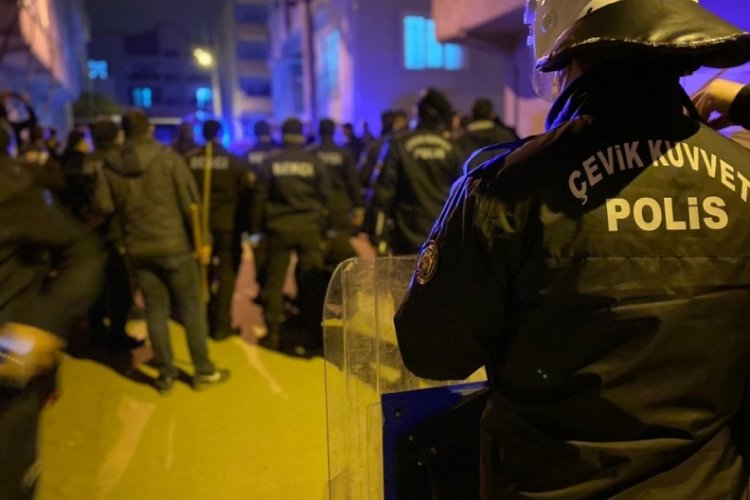 Bursa'da gergin anlar: 100 kişilik grup kavgaya tutuştu, polis uyarı ateşi açtı